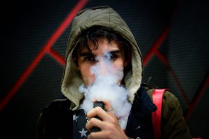 Міфи та факти про куріння електронних сигарет: що варто знати урядовцям